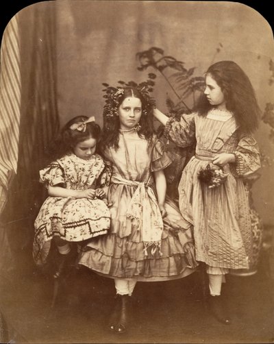 Flora Rankin, Irene MacDonald und Mary Josephine MacDonald in Elm Lodge, Juli 1863 von Lewis Carroll