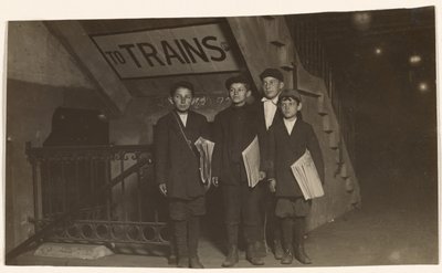 [Vier Zeitungsjungen am Eingang zur U-Bahn, New York City] von Lewis W. Hine