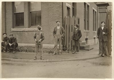 Gruppe von Männern und Jungen draußen versammelt von Lewis W. Hine