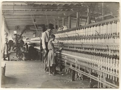 [Mann mit Mädchen an der Spinnmaschine, Baumwollmühle in South Carolina] von Lewis W. Hine