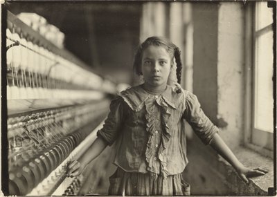 Zehnjähriger Spinner in einer Baumwollspinnerei in North Carolina von Lewis W. Hine