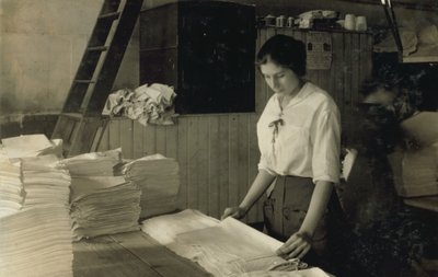15-jähriges Mädchen faltet Handtücher in der Bonanno Wäscherei, Boston, Massachusetts von Lewis Wickes Hine