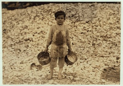 Der 5-jährige Wanderarbeiter Manuel vor einem Haufen Austernschalen, arbeitet im zweiten Jahr bei Dunbar, Lopez, Dukate Company, Biloxi, Mississippi, 1911 von Lewis Wickes Hine