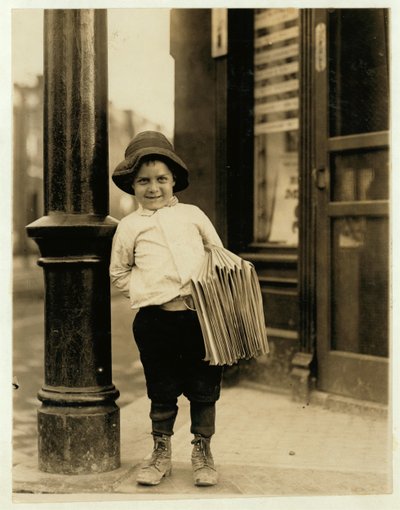6-jähriger Zeitungsjunge, bekannt als Little Fattie und nur 3 Fuß 4 Zoll groß, arbeitet seit einem Jahr in St. Louis, Missouri, 1910 von Lewis Wickes Hine