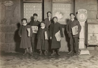 20:30 Uhr. Gruppe von Zeitungsjungen, die am Bahnhof verkaufen, Hartford, Connecticut. Kleinster Junge 11 Jahre alt, März 1909 von Lewis Wickes Hine