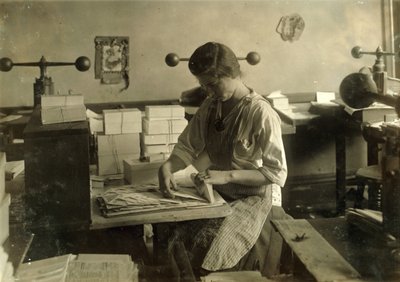 Ein 15-jähriges Mädchen schneidet Stanzformen in Harry C. Taylors Prägewerkstatt, 61 Court Street in Boston, Massachusetts von Lewis Wickes Hine