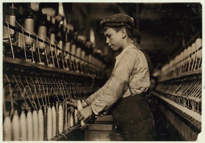 Ein Doffer ersetzt volle Spulen in der Globe Cotton Mill, Augusta, Georgia, 1909 von Lewis Wickes Hine