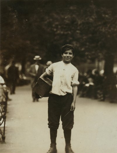 Ein junger Schuhputzer arbeitet am Union Square, New York City von Lewis Wickes Hine