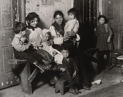 Ein italienisches Zuhause in der Nähe des Hull House, Chicago, 1910 von Lewis Wickes Hine