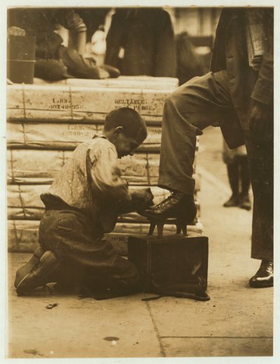 Schuhputzer in der Bowery, New York, 1910 von Lewis Wickes Hine