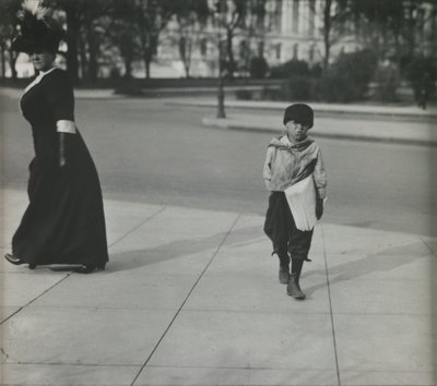 Junge mit Zeitung, Washington D.C. von Lewis Wickes Hine