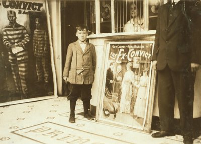 Brown McDowell 12 Jahre alt, Platzanweiser im Princess Theatre von Lewis Wickes Hine