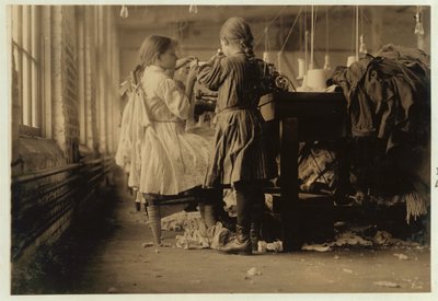 Kinderräfler und -schleifer in den Loudon Hosiery Mills, Tennessee, 1910 von Lewis Wickes Hine