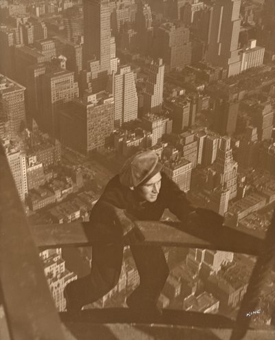 Aufstieg auf die Balken des Empire State Buildings - 100 Stockwerke hoch von Lewis Wickes Hine