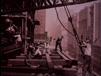 Empire State Building im Bau, zeigt eine Hebemannschaft bei der Arbeit von Lewis Wickes Hine