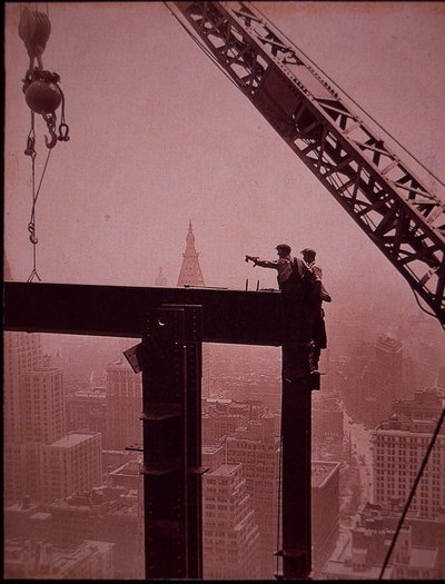 Empire State Building im Bau, Platzierung eines Stahlträgers von Lewis Wickes Hine