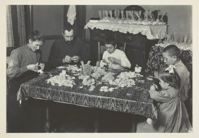 Familie macht Blumen von Lewis Wickes Hine