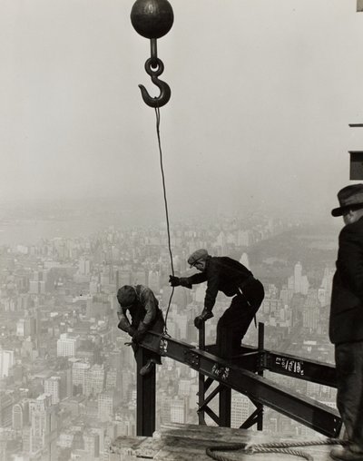Hoch auf dem Empire State Building, N.Y. von Lewis Wickes Hine