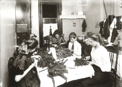 Heimarbeit (Strumpfbänder herstellen) von Lewis Wickes Hine