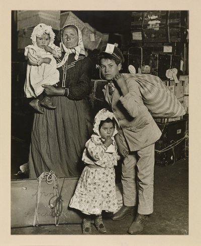 Italienische Familie sucht verlorenes Gepäck, Ellis Island von Lewis Wickes Hine