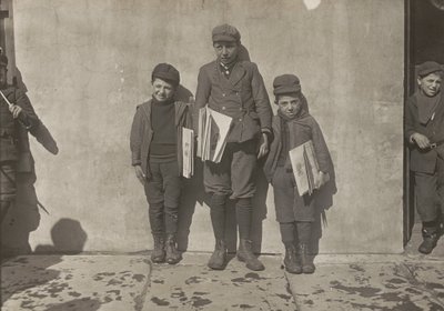 John Pento, 14 Jahre alt, Daniel und Angelo Pento, 7 Jahre alt, beim Zeitungsverkauf, Hartford, Connecticut von Lewis Wickes Hine