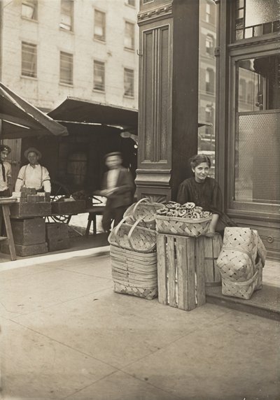 Lena Lochiavo - 11 Jahre alt, Korb- und Brezelverkäuferin, auf dem Sixth Street Market vor dem Saloon von Lewis Wickes Hine