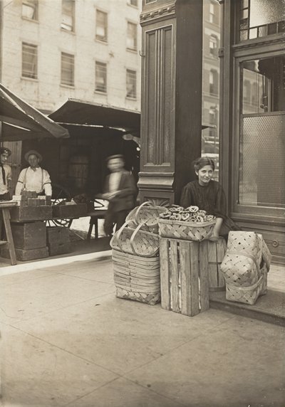 Lena Lochiavo, 11 Jahre alt, Korb- und Brezelverkäuferin, am Markt in der Sixth Street vor dem Eingang zur Kneipe, Cincinnati, Ohio, August 1908 von Lewis Wickes Hine