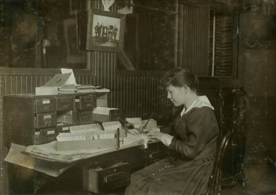 Malvina Amundsen, eine 15-jährige Büroangestellte bei der Eastern Talking Machine Co. in der Tremont Street 177 in Boston, Massachusetts von Lewis Wickes Hine