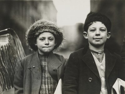 Zeitungsjungen, Newark, New Jersey, Dezember 1909 von Lewis Wickes Hine