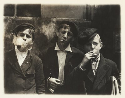 Zeitungsjungen bei Skeeter Branch, St. Louis, Missouri, 11:00 Uhr von Lewis Wickes Hine