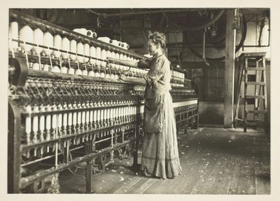 Spinnerin aus alter Zeit in einer südlichen Baumwollspinnerei von Lewis Wickes Hine