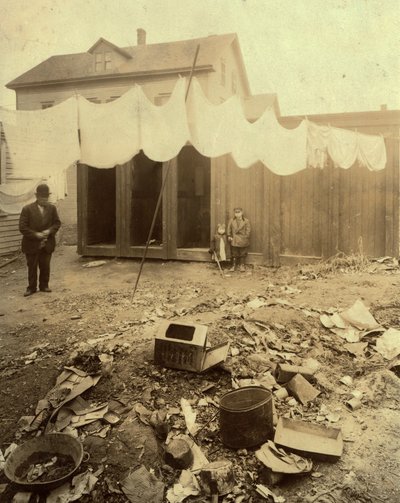 Plumpsklos im Hinterhof in der Borden Street in Providence, Rhode Island von Lewis Wickes Hine