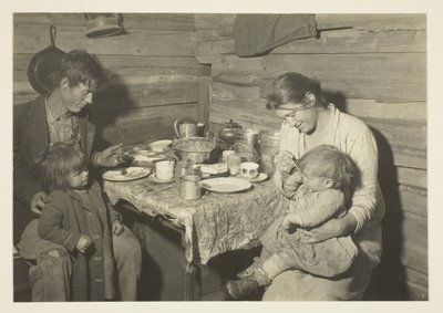 Arme ländliche Familie, die in einem Rauchhaus lebt, Oklahoma, in Obhut des Roten Kreuzes von Lewis Wickes Hine