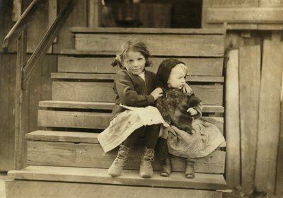 Porträt eines jungen Mädchens, das sich um die kleine Schwester kümmert, während der Rest der Familie in der örtlichen Konservenfabrik arbeitet, Bayou La Batre, Alabama, USA, ca. 1911 von Lewis Wickes Hine