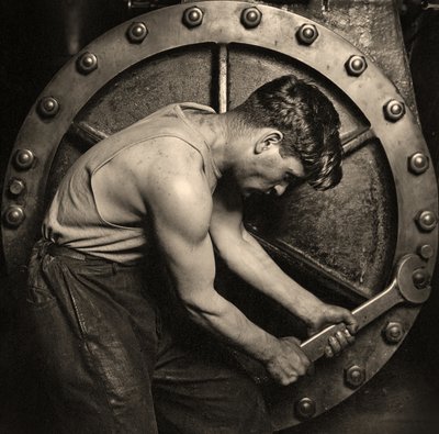Nahaufnahme eines Kraftwerksmechanikers bei der Arbeit an einer Dampfpumpe ca. 1920 (Foto) von Lewis Wickes Hine