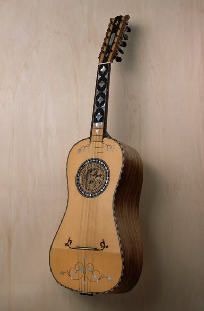 Chitarra battente (Gitarre), Musikinstrument gebaut in der Werkstatt des Geigenbauers Pasquale Scala in Praiano, Kampanien. Italien, 20. Jahrhundert von Unbekannt Unbekannt