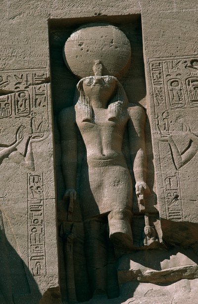 Großer Tempel von Ramses II., Fassade, Nische mit Statue des Sonnengottes Ra, Abu Simbel, Nubien, Ägypten von Unbekannt Unbekannt