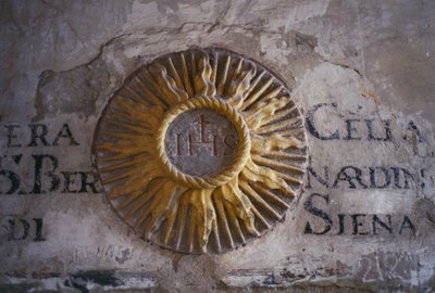 Inschriften und Relief, die die Sonne darstellen, Zelle des Schlafsaals von San Bernardino, Franziskanerkloster, Fiesole, Toskana, Italien von Unbekannt Unbekannt