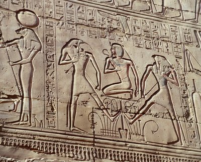 Innenwandreliefs, die Opfergaben an die Gottheiten darstellen, Detail zeigt jungen Ramses II. mit den Gottheiten Thoth und Horus von Unbekannt Unbekannt