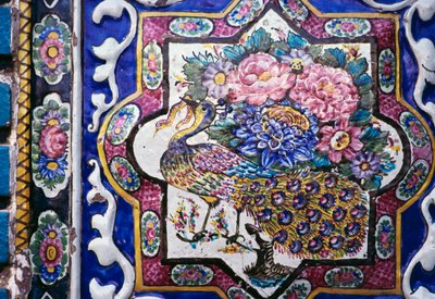 Pfau und Blumen, polychrome Fliesendekoration in Tekyeh Mo