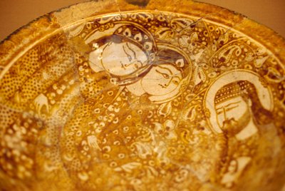 Teller mit männlichen und weiblichen Gesichtern verziert, aus Kashan, Iran von Unbekannt Unbekannt