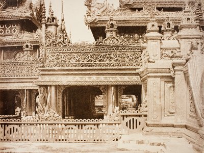 Amerapoora. Ein weiterer Teil des Balkons von Kyoung No. 86 [Maha-too-lo-Bounghian Kyoung] von Linnaeus Tripe