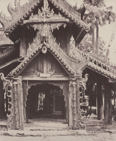 Pugahm Myo: Geschnitztes Tor im Hof der Shwe Zeegong Pagode von Linnaeus Tripe