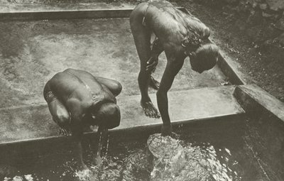 Am Brunnen von Lionel Wendt