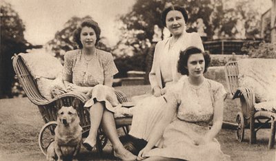 Ihre Majestät die Königin mit den königlichen Prinzessinnen, ca. 1950 von Lisa Sheridan