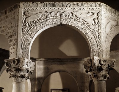 Lombardische Kunst, Renaissance von Liutprand (Liutprandus) König der Langobarden: Detail eines mit Reliefs verzierten Bogens, 730-740 (Rinascenza liutprandea, Detail eines Bogens mit Reliefs) Cividale del Friuli, Christliches Museum von Cividale nel Friul von Lombard School
