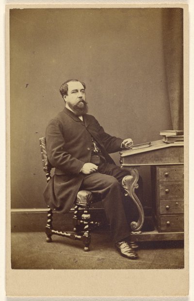 [Unidentifizierter bärtiger Mann am Schreibtisch, im 3/4 Profil] von London Stereoscopic and Photographic Company