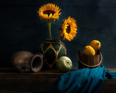 Rustikale Sonnenblumen und Zitronen von Louie Luo