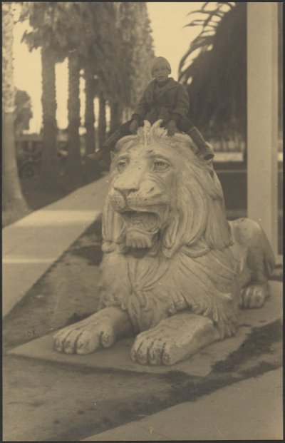 Kind auf Löwenstatue von Louis Fleckenstein
