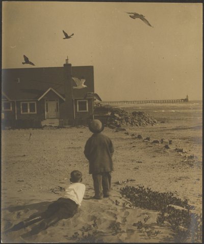 Kinder am Meer, die Vögel beobachten von Louis Fleckenstein